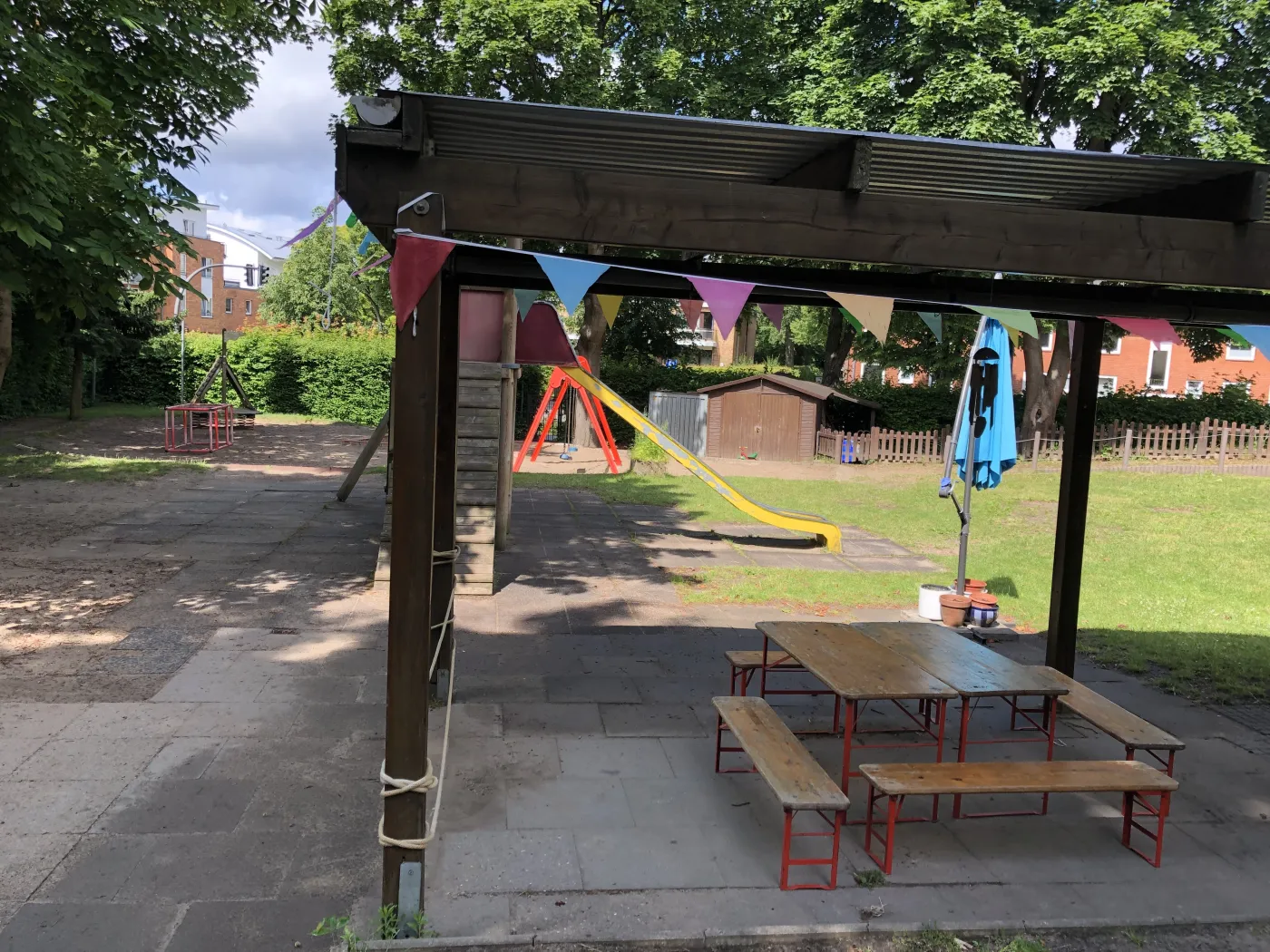 Spielplatz und überdachter Außenbereich der Kita Pusteblume in Bramfeld